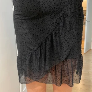 Knäkort kjol 50/52 - Elegant kjol i storlek 50/52. Som ny, inte använd. Made in UK.  