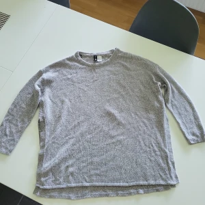 Stickad tröja - En jättefin stickad tröja från H&M i storlek XS med slits. Säljer då den nu är för liten. Mycket bra skick!  (Pris kan diskuteras)
