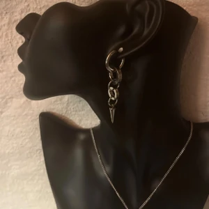 Örhängen  - Så snygga örhängen  Köp för  99kr/st  Eller 185kr/par  Finns i guld också  Modell 097