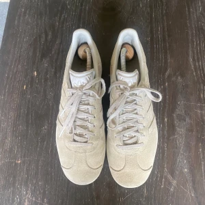 Adidas Gazelle  - Original pris 1200.💕Säljer för använder nästan aldrig för många andra skor i nuet. ska jag putsa dom så ni får skriva om ni vill se bilder när jag har tvättat dom. Har använt dom kanske 10 gånger ❤️