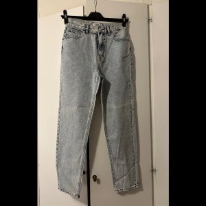 Ljusa jeans - Ljusblå jeans från Pull&Bear i storlek 36. Helt oanvända. Säljes pga ej faller mig i smaken.