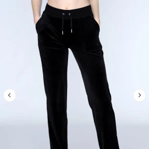 Svarta Juciey couture  - Säljer mina svarta juciey couture byxor i storlek small. Dem är använd ett par gånger men säljer eftersom att dem inte kommer till användning. Köpte byxorna för 1200kr säljer dem nu för 450kr 