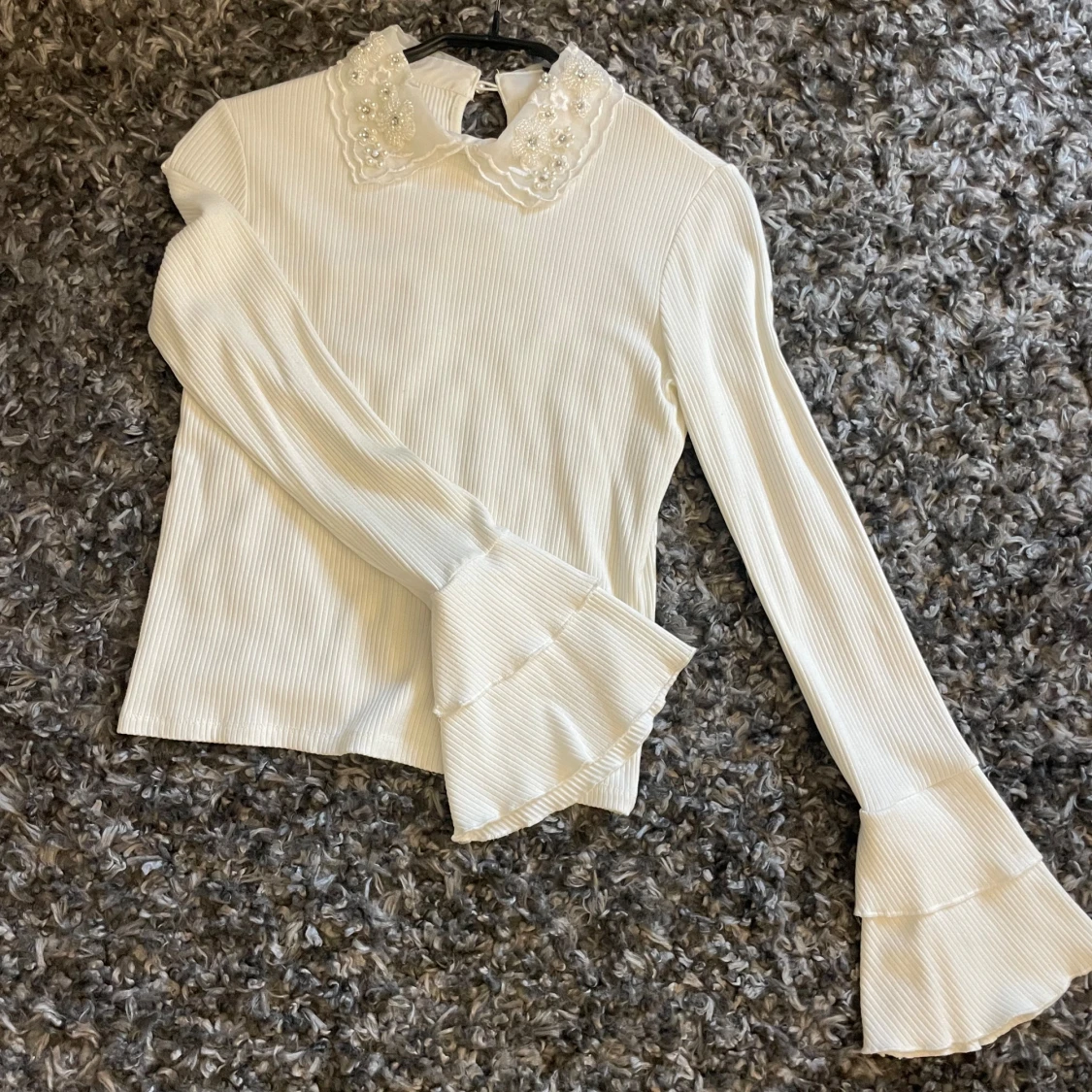 Blus med volang och pärlor