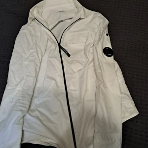 Cp company jacka  - Tjenare jag säljer en nästan helt ny cp company jacka köpt fån nk kids! Storkelen är märkt 12 år men den är stor i storleken sitter som 14-16 år. Tveka inte på att höra av dig om det är något du undrar! 😃 kan också gå med i byten måt byten  cp jacka