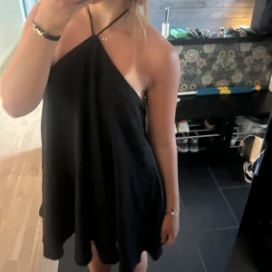 Zara klänning - Ny zara klänning med öppen rygg, Så Så fin!!! Men passar ej tyvärr. Prislappkvar 