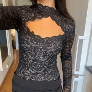 Spetstopp  - Säljer denna unika spetsbodyn med så fin urringning i storlek XS! Smickrande och klär upp vilken outfit som helst 🖤🖤