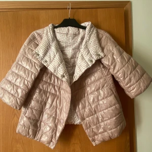 Herno-inspirerad trekvarts-jacka - En jättefin somrig och härdig trekvartsärmad pufferjacka. Köpt secondhand vintage. Upskattad storlek är M. Välkommen att fråga❤️