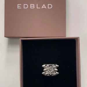 Edblad ring - Säljer denna då jag använder guld just nu, bra skick och väldigt fin, storlek 16:80💕💕