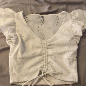 Vit blus - Säljer denna väldigt fina ”blusen” från new yorker. Den är i jätte bra skick och har endast används 1 gång. Kommer inte ihåg vad den kostade men har för mig att det var 50-60 kr. Kontakta mig om du vill ha mer info / bilder.