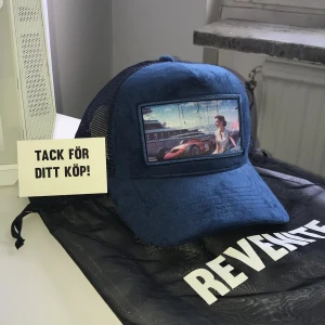 Revenite keps - Hej, jag säljer en väldigt fin Revenite keps som aldrig har använts. Det är en väldigt eftertraktad keps och det finns ett begränsat antal av dom så det är sällsynt att hitta en oanvänd. Man får med Keps, påse och ett kort. Skriv vid fler frågor😀