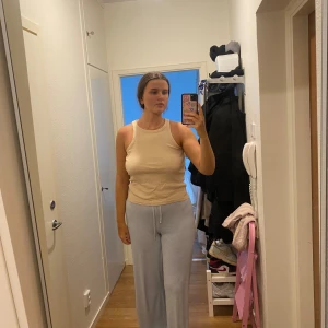 Beiget linne😊 - Ett skönt och tunnt linne som är perfekt till sommaren, när man bara vill slänga på sig något skönt😊