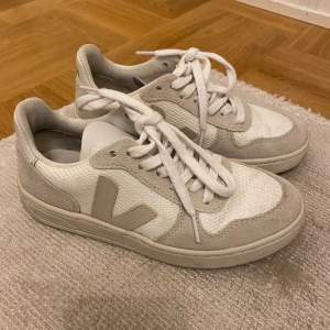 Ett par sneakers från veja i storlek 36. Knappt använda, så de är i väldigt fint skick. Köpte de nya för 1700kr. 