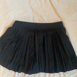 Svart kjol  - Svart kort kjol 