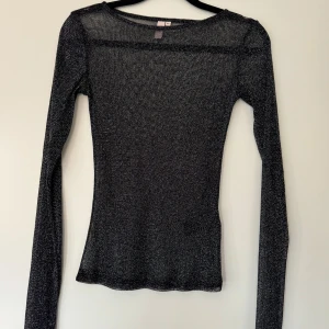 Glittertröja  - Superfin glittertröja som aldrig är använd, dock inte lappen kvar!💕 Passar till fest eller liknade, från Nelly