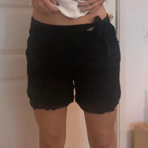 Svarta sommar/strand shorts - Svarta shorts med prislappen kvar. De har ett fint knyte vid sidan. 