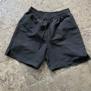 Badshorts - Svarta badshorts från lager 157 Storlek 150. 