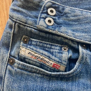 Low waist diesel jeans - Lågmidjade diesel jeans som jag säljer då de passade mig så bra. Storlek 29 så ca en S. De är inte använda av mig och är i bra skick. De är ganska lagom i längd på mig som är 167 ca.  Midjemått: 41 cm Innerbenslängd: 73 cm Ytterbenslängd: 90 cm 