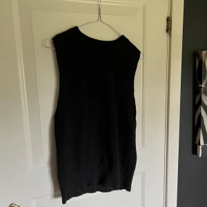 Svart väst  - En fin svart stickadväst🖤