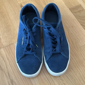 Blåa sneakers - Säljer pga använder inte dem tillräckligt mycket. Väl omhändertagna.