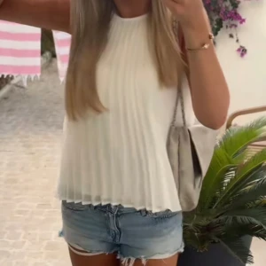 VIT AS SNYGG TOPP - populär och as snyyyggg vit topp från H&M. Toppen är i väldigt bra sick och endast använd fåtal gånger😍😍😍