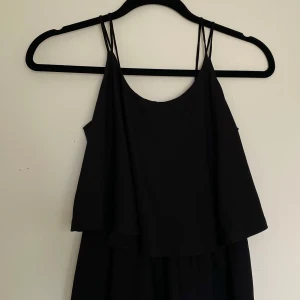 Volang top - Svart volang top i fint skick. Storlek S men liten i storleken.  
