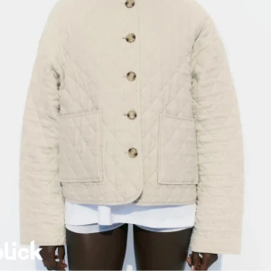 Zara jacka - En sånn snygg vårjacka som jag köpte ifrån zara för 500kr! Ganska tunn så den passar på hösten våren o lite kallare somrar! Skriv vid intresse ❤️