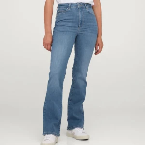 Bootcut jeans - Säljer mina bootcut jeans från Cubus, de är i väldigt fint skick! Använda typ 3 gånger. Köpta för 699kr! Köparen står för frakten🩷
