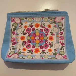 Necessär  - Necessär från estee lauder Bred 7,5 cm Höjd 6 cm