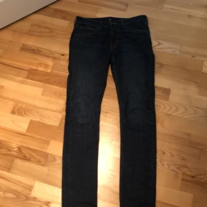 Lee jeans - Hej, säljer dessa för att dom är för små på mig, använt Max 10 gånger. Skicket är 8.5-10
