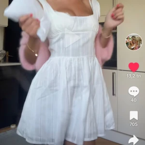 sommarklänning - superfin sommarklänning🤍🤍priset är diskuterbart