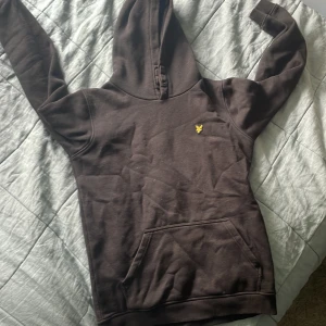 Säljer! - Svart Lyle and scott tröja med måtten 12-13 år. Bra skick. Pris kan förhandlas 