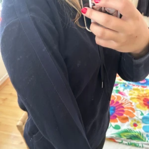 Stickad marinblå hoodie - Stickad marinblå hoodie med fickor