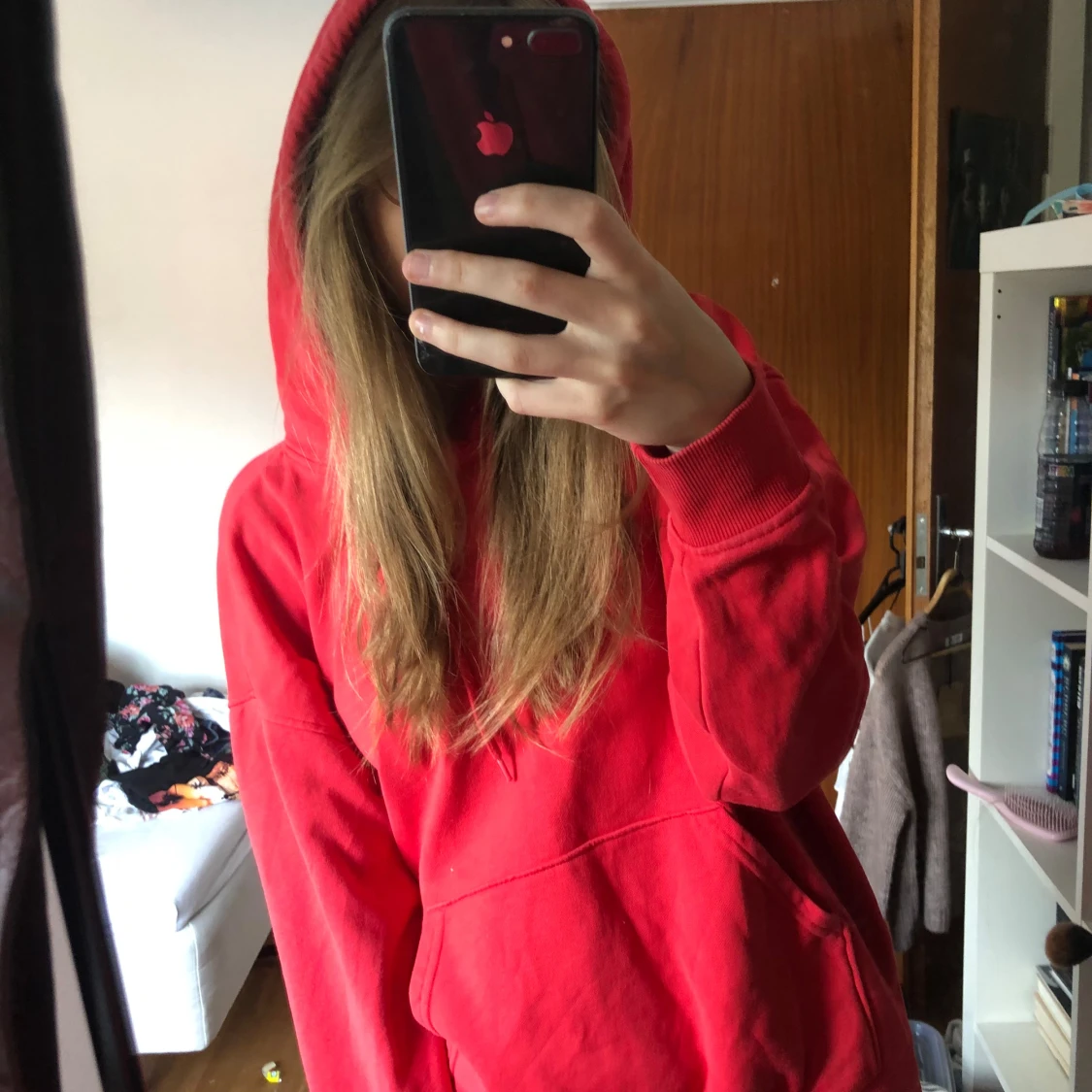 Röd hoodie från Weekday - 91