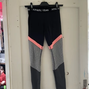 Tränings tights  - Ok skick vad jag ser priset är absolut diskuterbart och har du funderingar så tvecka inte på att höra av dig🥰