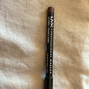 Lip liner - En fin läpp penna från nyx i färgen hot cocoa  Det är bara att skriva ifall du har frågor och det går jättebra att pruta!😊  #lipliner #läpppenna #smink #makeup