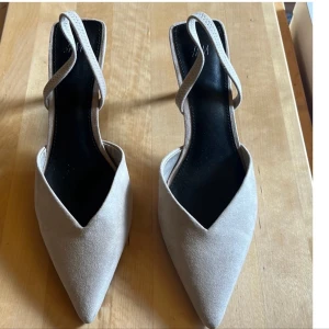 Beigea slingback - Beiga slingbacks med låg klack från Hm. Endast använda en gång.