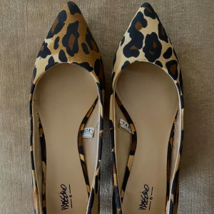 leopard kitten heels - köpta på vinted, passade tyvärr inte mig💔 storlek 6 1/2 vilket ska vara samma som 37
