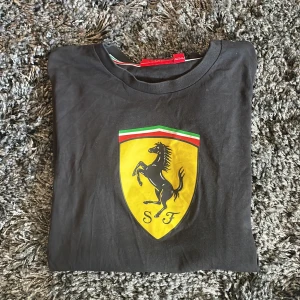 Ferrari t-shirt - Skön t-shirt i nyskick, 