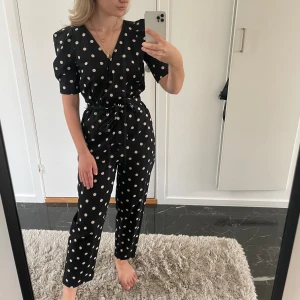 Prickig Byxdress från H&M - En mycket bekväm och härlig sommar byxdress från H&M. Har endast använts vid två tillfällen. Säljer den då jag upplever att den är lite för liten för mig🖤