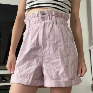 Lila högmidjade shorts - I mycket bra skick, endast använda ett fåtal gånger! 