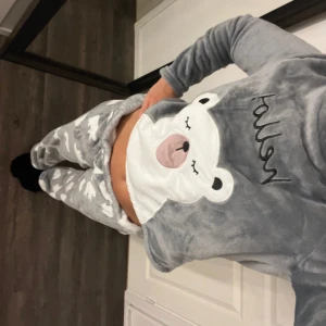 Pyjamasset - Jättegulligt från Shein, storlek S på tröjan och vet inte byxorna men skulle gissa S/M