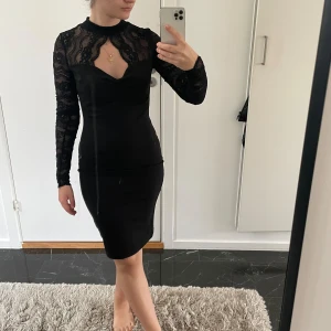 Svart klänning från BikBok  - En jättefin elegant klänning från BikBok. Har endast använts en gång och jag säljer den då jag har för många svarta klänningar🖤
