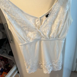 Vit spets linne urringad  - Jätttteee fint linne från veromoda. Säljer då jag inte haft användning av det. Bara testat på. Ser typ vintage ut🤩