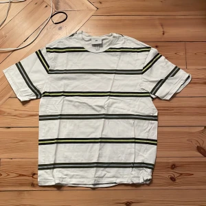 Najs randig t-shirt   - Skitsnygg randig t-shirt! Storlek S men jag som brukar ha M tycker den passar bra:)