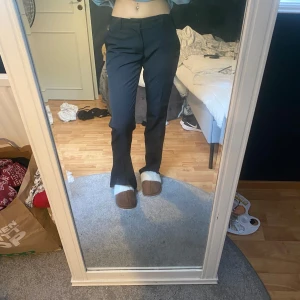 Lågmidjade kostymbyxor  - Super fina och sköna lågmidjade kostymbyxor från bik bok, lite stora för mig, inga defekter. Nypris 500kr 