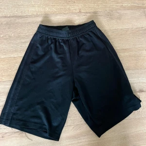 Adidas träningsshorts  - Adidas fotbollsshorts i storlek XS