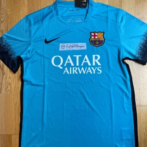 FC Barcelona Fotbollströja 2015/16 - Har flera storlekar, både storlek S och M. Följ gärna min Instagram där jag uppdaterar med nya tröjor, @fotbollshoppen