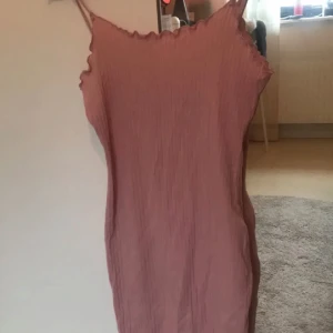 Rosa klänning - Ribbad rosa klänning i storlek S
