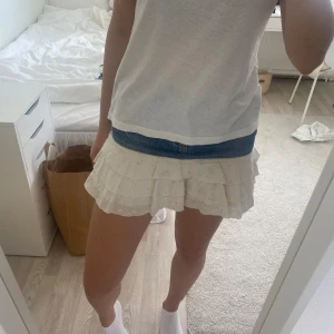 Volang jeans kjol  - Jätte fin jeans kjol med vit volang💕perfekt till sommaren☀️☀️