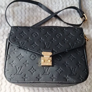 Metis, Pochette Metis - Mått: 23*18*10cm Helt ny!